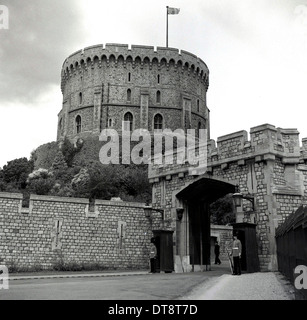 Photo historique de 1950 montrant une entrée au château de Windsor, le plus ancien et le plus grand château habité au monde. Banque D'Images