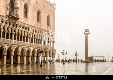 Venise, Italie. Piazzetta San Marco, la Place St Marc sur un jour nuageux pluvieux avec des réflexions dans la chaussée. Banque D'Images