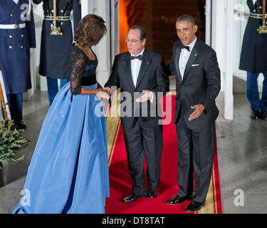 Washington DC, USA. Feb 11, 2014.Washington, DC, USA. Feb 11, 2014. Le président des États-Unis Barack Obama et la Première Dame Michelle Obama bienvenue au Président François Hollande pour un dîner d'État en son honneur sur le portique nord de la Maison Blanche à Washington, DC, USA, 11 février 2014. Photo : Ron Sachs / CNP/dpa/Alamy Live News Banque D'Images