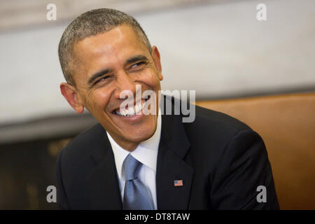 Washington DC, USA. Feb 11, 2014. Le président des États-Unis Barack Obama sourit lors de sa rencontre avec le président François Hollande dans le bureau ovale de la Maison Blanche à Washington, District de Columbia, USA, 11 février 2014. Crédit : Andrew Harrer / Piscine via CNP/dpa/Alamy Live News Banque D'Images
