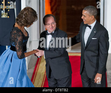 Washington DC, USA. Feb 11, 2014.Washington, DC, USA. Feb 11, 2014. Le président des États-Unis Barack Obama et la Première Dame Michelle Obama bienvenue au Président François Hollande pour un dîner d'État en son honneur sur le portique nord de la Maison Blanche à Washington, DC, USA, 11 février 2014. Photo : Ron Sachs / CNP/dpa/Alamy Live News Banque D'Images