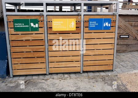 Centre de recyclage au V&A Waterfront avec bacs distincts pour le papier-carton, verre et des déchets en général, le plastique et les canettes. Banque D'Images