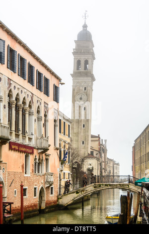 Venise, Italie. Canal, pont, et le clocher penché (campanile) de San Giorgio dei Greci, Saint George des Grecs, une église orthodoxe grecque, dans le Sestiere Castello, Venise. Banque D'Images