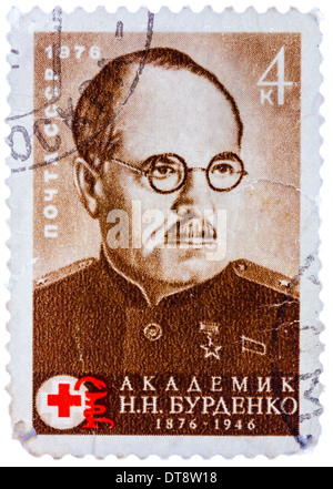 Russie - circa 1976 : timbres en Union Soviétique (URSS), spectacles portrait de Nikolaï Burdenko - neurologue russe Banque D'Images