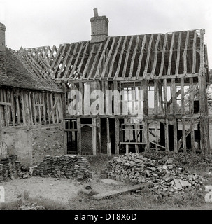 Photo historique de 1950 montrant une ancienne maison médiévale ou dans un bâtiment d'être démantelé. Banque D'Images