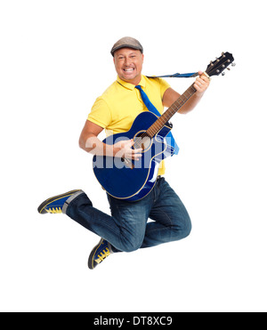 Happy smiling young man guitar player jumping avec une guitare acoustique dans l'air isolé sur fond blanc Banque D'Images