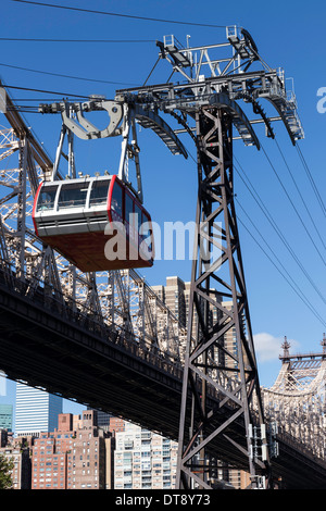 L'Ed Koch Queensboro Bridge traverse l'East River, NEW YORK Banque D'Images