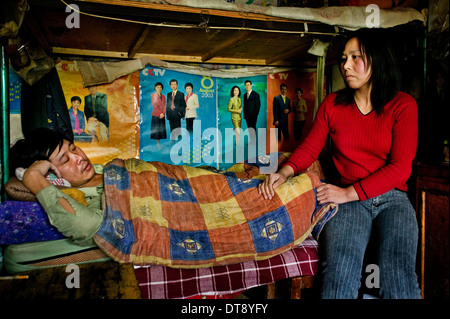 Femme à la recherche de mari après blessure au dos, Chine, Beijing, Bei gao zhuang centre des migrants. Banque D'Images