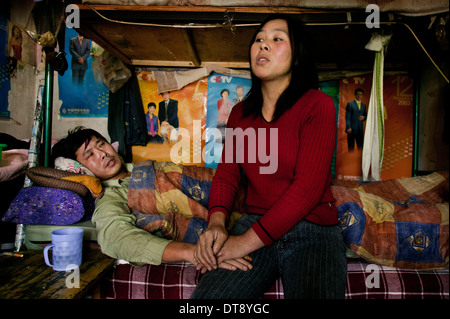 Femme à la recherche de mari après blessure au dos, Chine, Beijing, Bei gao zhuang centre des migrants. Banque D'Images