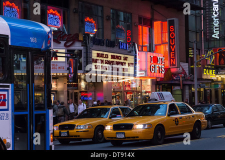 Boutiques et Restaurants de West 42e Rue dans Times Square, NYC, USA Banque D'Images