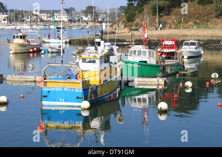 Port en Bretagne France avec bateaux et ciel bleu sur l'océan Atlantique Banque D'Images