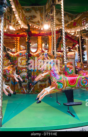 Manèges forains au marché de Noël allemand Birmingham, West Midlands UK Banque D'Images