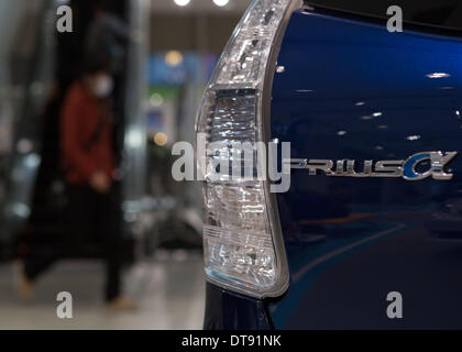 12 février 2014, Tokyo, Japon - un logo Prius est vu sur l'extrémité arrière de la Toyota Prius de véhicule sur l'affichage à l'entreprise Toyota Motor Corporation's showroom le mercredi, 12 février, 2014. En raison d'un problème logiciel dans sa Prius Toyota Motor Corporation systèmes hybrides, pas moins de 1,9 millions de modèles Prius sont rappelés dans le monde. (Photo de bla) Banque D'Images