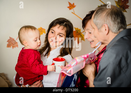 Les grands-parents avec leurs petits-enfants petit hommage à la maison d'anniversaire Banque D'Images