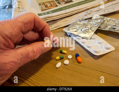 La main de l'homme âgée avec sélection de comprimés, comprimés et gélules. Dose quotidienne de médicaments. Banque D'Images