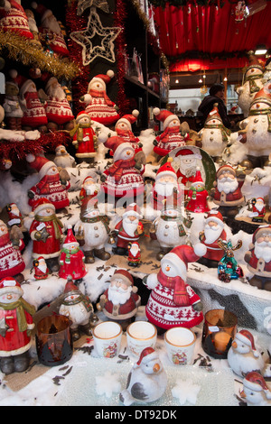 Marché de Noël de Francfort Birmingham 2013 - stand avec toy Santa et bonhomme de chiffres et de décorations Banque D'Images