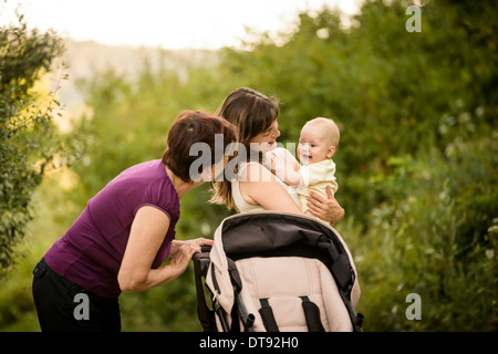 Heureux ensemble - grand-mère avec sa fille et sa petite-fille dans la nature en plein air Banque D'Images