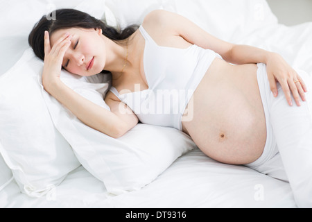 Pregnant woman sleeping Banque D'Images