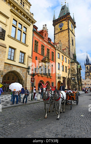 Promenades en calèche la place de la vieille ville Horloge Astronomique Prague République tchèque CZ Europe Banque D'Images