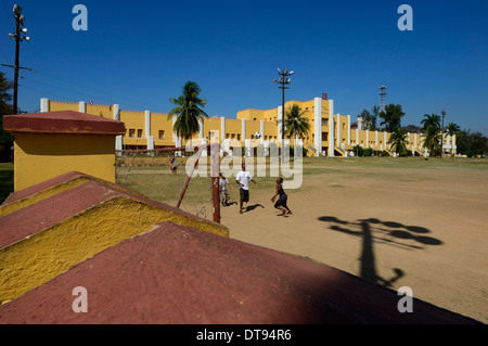 Les garçons jouent au football à l'intérieur de l'Antiguo Cuartel Moncada Garrison, Santiago, Cuba Banque D'Images