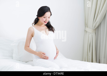 Pregnant woman holding her belly Banque D'Images