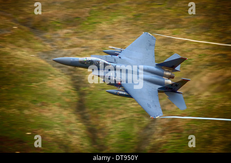 F-15E faible niveau dans le nord du Pays de Galles mach loop. Banque D'Images