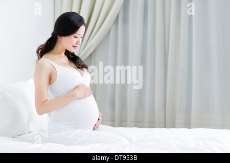 Pregnant woman holding her belly Banque D'Images