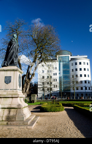 Personne n'Kingsway immeuble de bureaux et statue de la Marquise de Bute, le Kingsway, Cardiff, Pays de Galles. Banque D'Images