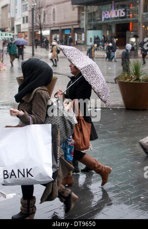 Birmingham, West Midlands, England, UK.12 février 2014. Shoppers sur le mouillé et venteux dans le centre-ville de Birmingham. Crédit : Colin Underhill/Alamy Live News Banque D'Images