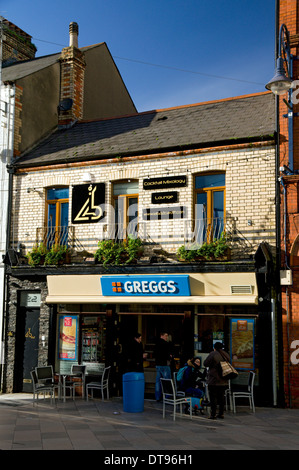 Greggs Barkery shop, le centre-ville de Cardiff au Pays de Galles. Banque D'Images