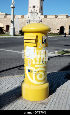 Un jaune vif (Correos Correos post box est le service postal espagnol), à Cadix, Andalousie, espagne. Banque D'Images