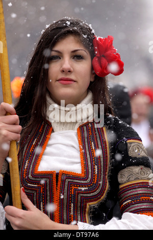 Pernik, Bulgarie - jan 25, 2014 : Woman in traditional costume mascarade est considéré à l'du Festival International de la masque Banque D'Images