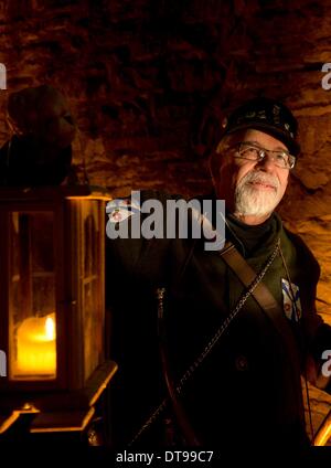 Bad Muender, Allemagne. 23 Jan, 2014. Gerhard Mestwerdt habillé en Conseil "veilleur de nuit Heinerich Springe zu' signifie en Bad Muender, Allemagne, 23 janvier 2014. Les membres de la guilde allemande de gardiens de nuit, gardiens de la tour et les chiffres sont des visites guidées de la ville et raconter son histoire. Photo : Peter Steffen/dpa/Alamy Live News Banque D'Images