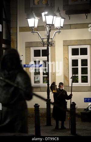Bad Muender, Allemagne. 23 Jan, 2014. Gerhard Mestwerdt habillé en Conseil "veilleur de nuit Heinerich Springe zu' signifie en Bad Muender, Allemagne, 23 janvier 2014. Les membres de la guilde allemande de gardiens de nuit, gardiens de la tour et les chiffres sont des visites guidées de la ville et raconter son histoire. Photo : Peter Steffen/dpa/Alamy Live News Banque D'Images