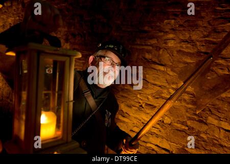 Bad Muender, Allemagne. 23 Jan, 2014. Gerhard Mestwerdt habillé en Conseil "veilleur de nuit Heinerich Springe zu' signifie en Bad Muender, Allemagne, 23 janvier 2014. Les membres de la guilde allemande de gardiens de nuit, gardiens de la tour et les chiffres sont des visites guidées de la ville et raconter son histoire. Photo : Peter Steffen/dpa/Alamy Live News Banque D'Images