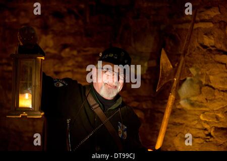 Bad Muender, Allemagne. 23 Jan, 2014. Gerhard Mestwerdt habillé en Conseil "veilleur de nuit Heinerich Springe zu' signifie en Bad Muender, Allemagne, 23 janvier 2014. Les membres de la guilde allemande de gardiens de nuit, gardiens de la tour et les chiffres sont des visites guidées de la ville et raconter son histoire. Photo : Peter Steffen/dpa/Alamy Live News Banque D'Images