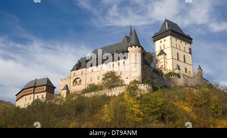 Le château gothique de Karlštejn, près de Prague, République tchèque. Banque D'Images