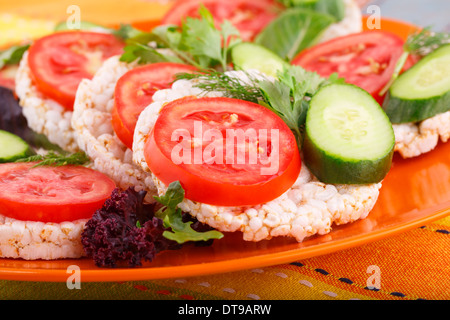 Craquelins de riz soufflé sandwiches avec des légumes sur la plaque. Banque D'Images