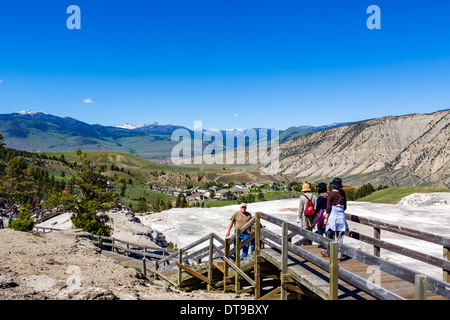 La demande parallèlement à la terrasse principale à Mammoth Hot Springs Terrasses, Parc National de Yellowstone, Wyoming, USA Banque D'Images