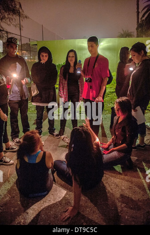 Un programme régional de l'occupation (ROP) étudiants question camarades se faisant passer pour les victimes de la criminalité dans un crime scene investigation outdoor Banque D'Images