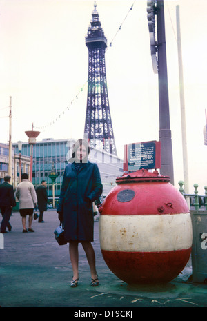 Femme adolescente portant un manteau en cuir Blackpool Uk 1968 PHOTO DE DAVID BAGNALL Banque D'Images