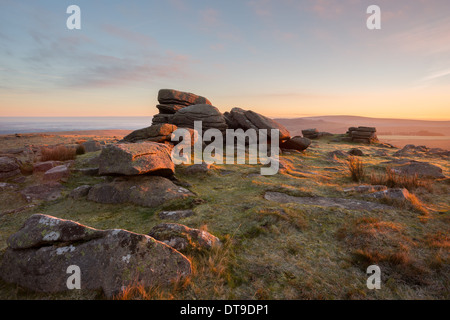 Lever du soleil sur l'Rowtor Dartmoor National Park Devon Uk Banque D'Images