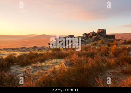 Lever du soleil sur l'Rowtor Dartmoor National Park Devon Uk Banque D'Images