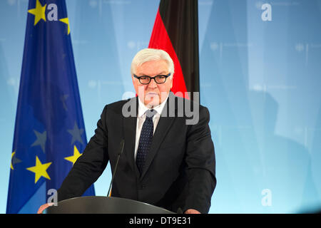 Berlin, Allemagne. 12 Février, 2014. Le ministre allemand des affaires étrangères, Frank-Walter Steinmeier et le Ministre des affaires étrangères de la République du Togo, le Professeur Dr Robert Dussey à une conversation dans l'Office des étrangers. En plus des relations bilatérales entre le Togo et l'Allemagne et le développement, les perspectives du Togo et la situation de la sécurité dans la région du Sahel et de l'évolution actuelle de l'Afrique au cœur de la conversation. Credit : Goncalo Silva/NurPhoto ZUMAPRESS.com/Alamy/Live News Banque D'Images