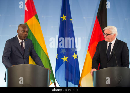 Berlin, Allemagne. 12 Février, 2014. Le ministre allemand des affaires étrangères, Frank-Walter Steinmeier et le Ministre des affaires étrangères de la République du Togo, le Professeur Dr Robert Dussey à une conversation dans l'Office des étrangers. En plus des relations bilatérales entre le Togo et l'Allemagne et le développement, les perspectives du Togo et la situation de la sécurité dans la région du Sahel et de l'évolution actuelle de l'Afrique au cœur de la conversation. Credit : Goncalo Silva/NurPhoto ZUMAPRESS.com/Alamy/Live News Banque D'Images