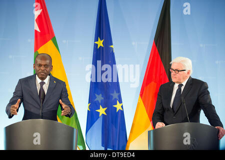 Berlin, Allemagne. 12 Février, 2014. Le ministre allemand des affaires étrangères, Frank-Walter Steinmeier et le Ministre des affaires étrangères de la République du Togo, le Professeur Dr Robert Dussey à une conversation dans l'Office des étrangers. En plus des relations bilatérales entre le Togo et l'Allemagne et le développement, les perspectives du Togo et la situation de la sécurité dans la région du Sahel et de l'évolution actuelle de l'Afrique au cœur de la conversation. Credit : Goncalo Silva/NurPhoto ZUMAPRESS.com/Alamy/Live News Banque D'Images