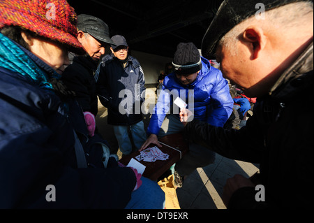 Joueurs de cartes dans le Temple du Paradis Park. Beijing, Chine. Banque D'Images
