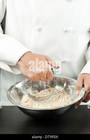 Close-up d'un chef pâtissier de la préparation une croûte Banque D'Images
