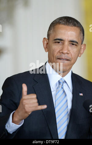 Washington, USA. 12 Février, 2014. Le président des États-Unis, Barack Obama parle dans la East Room de la Maison Blanche à Washington DC, États-Unis, le 12 février 2014. Le président des États-Unis, Barack Obama, effectuera une visite au Japon, la République de Corée, la Malaisie et les Philippines à la fin avril, la Maison Blanche a déclaré mercredi. Credit : Yin Bogu/Xinhua/Alamy Live News Banque D'Images