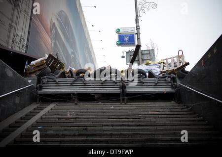 Kiev, Ukraine. 12 Février, 2014. Un des manifestants anti barricades près d'une entrée de métro le 12 février 2014. La Russie va lancer le prochain versement de la somme de 15 milliards de dollars de prêt à l'Ukraine à la fin du mois, un journal proche du Président Viktor Ianoukovitch a déclaré le 10 février, à la suite de pourparlers entre le chef de l'Ukraine et son homologue russe. Photo par Emeric Fohlen/NurPhoto Crédit : Emeric Fohlen/NurPhoto ZUMAPRESS.com/Alamy/Live News Banque D'Images